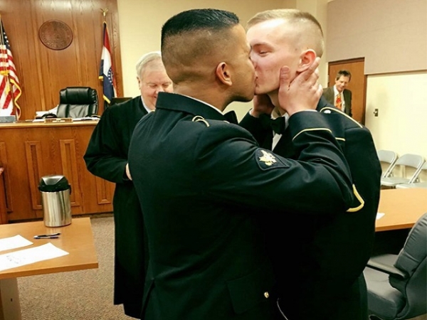 foto-beso-entre-militares-se-vuelve-viral-en-redes-sociales Una pareja de militares estadounidenses se casó, sellaron su amor con un beso y su foto recorrió el mundo