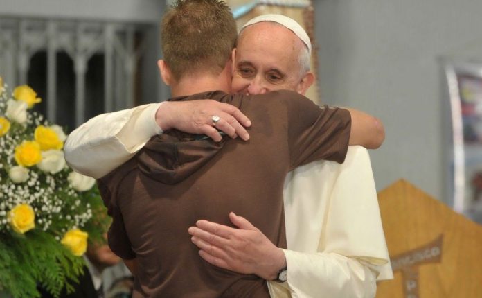 papa_francesco_riceve_un_transessuale_l_incontro_sabato_scorso_in_santa_marta-0-0-430724