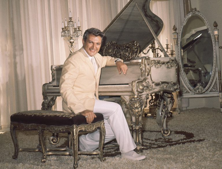 Liberace: El genio del piano que falleció a consecuencia del Sida