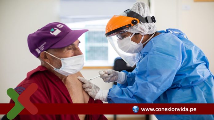 Adultos mayores de 100 años serán vacunados en sus casas a partir de hoy