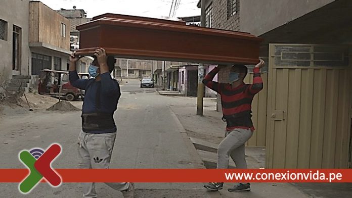 Muertes por covid 19 en casas, se incrementa en el Perú - Conexión Vida (AP Foto/Martín Mejía)