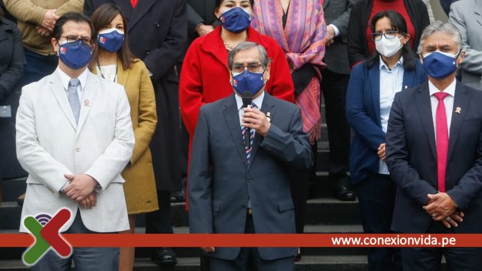 Ministro de Salud en ceremonia del bicentenario Foto Minsa