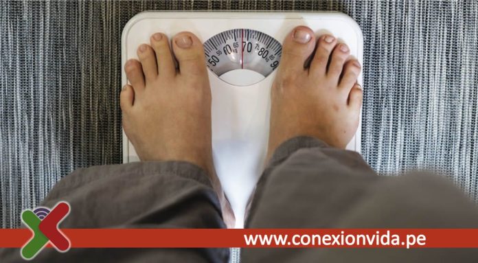 ¿Cuál es la causa principal del aumento de peso tras iniciar el tratamiento antirretroviral por primera vez